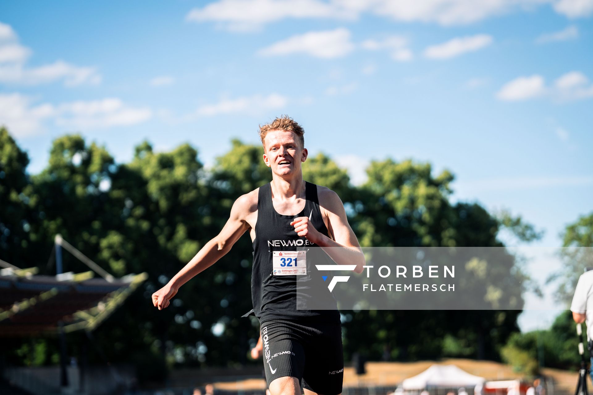 Tammo Doerner (SV Nordenham) freut sich im Ziel am 02.07.2022 waehrend den NLV+BLV Leichtathletik-Landesmeisterschaften im Jahnstadion in Goettingen (Tag 1)